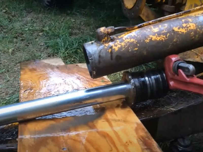 Kuinka poistaa hydraulisylinteri kaivinkoneesta